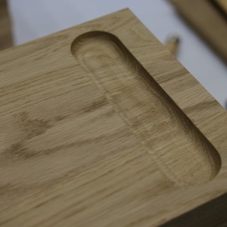 Detaljbild av fräst spår i trancherbräda